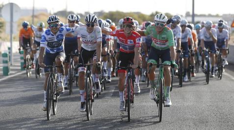 El ciclista belga Remco Evenepoel (2d), ganador de la Vuelta, y, de izquierda a derecha, Richard Carapaz, Juan Ayuso y Mads Pedersen durante la última etapa de la 77 edición de la Vuelta a España de 96,7 kilómetros entre Las Rozas y la Plaza de Cibeles, El ciclista belga Remco Evenepoel (2d), ganador de la Vuelta, y, de izquierda a derecha, Richard Carapaz, Juan Ayuso y Mads Pedersen durante la última etapa de la 77 edición de la Vuelta a España de 96,7 kilómetros entre Las Rozas y la Plaza de Cibeles, en Madrid capital.
