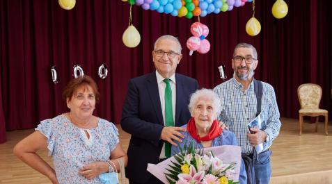 Enrique Maya felicita a la centenaria Carmen Velázquez Enrique Maya felicita a la centenaria Carmen Velázquez