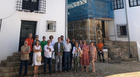 CortesTorre Participantes en la reciente visita que se hizo a las obras, con el torreón a sus espaldas