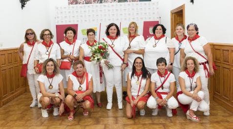 Fitero La corporación del Día de la Mujer de Fitero posa en el ayuntamiento con la alcaldesa, Patricia Conde, en el centro