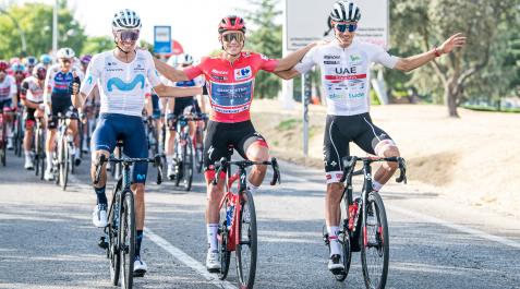 rik Remco Evenepoel (Quickstep-AlphaVinyl), Enric Mas (Movistar Team) y Juan Ayuso (UAE) durante la última etapa de la Vuelta a España.