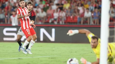 Abde, tras disparar cruzado en su primera intervención en el partido Almería - Osasuna en directo