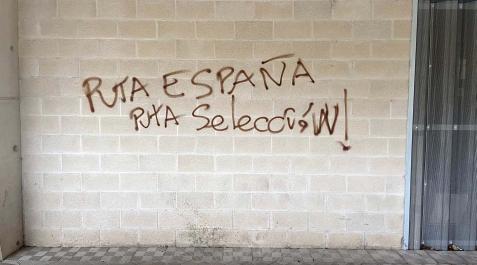 pintadas contra la Selección española en El Sadar pintadas contra la Selección española en El Sadar
