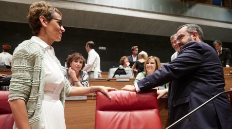 La presidenta del Gobierno de Navarra, María Chivite (1i), y el portavoz del Gobierno de Navarra, Javier Remírez (1d), conversan durante una sesión plenaria en el Parlamento de Navarra La presidenta del Gobierno de Navarra, María Chivite (1i), y el portavoz del Gobierno de Navarra, Javier Remírez (1d), conversan durante una sesión plenaria en el Parlamento de Navarra