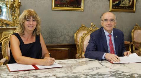 ana-ollo-euskaltzaindia La consejera de Relaciones Ciudadanas, Ana Ollo y el presidente de Euskaltzaindia, Andrés Urrutia en el momento de la firma del convenio