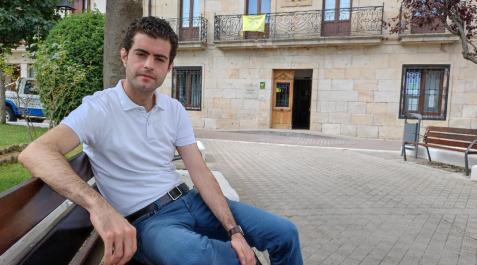 ollo Sentado en un banco en las inmediaciones del Ayuntamiento, el alcalde de Alsasua, Javier Ollo