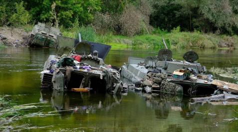 carros combate Carros de combate abandonados por las tropas rusas este domingo pasado durante su huida de Járkov ante la contraofensiva ucraniana