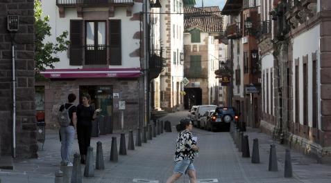 Calle Jaime Urrutia, de Elizondo Una persona cruza la calle Jaime Urrutia, en Elizondo