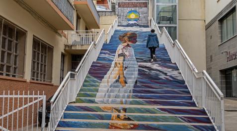 Estella Las escaleras decoradas por un mural y, al fondo, el ascensor que salva su desnivel