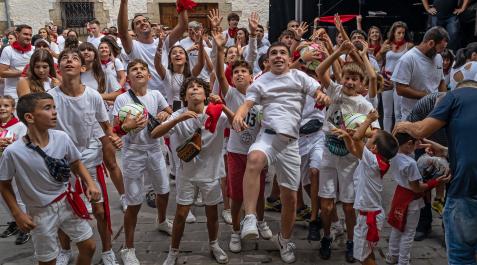Cirauqui Los más jóvenes de Cirauqui saltaron para recoger los balones y caramelos que cayeron del balcón tras el cohete
