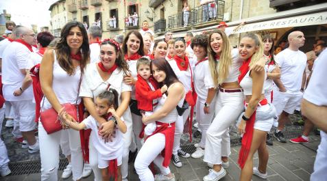 CoheteOlite Cuadrilla celebrando el cohete de inicio de la fiesta en Olite