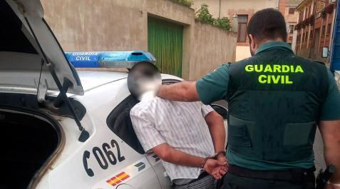 detenido-arguedas Momento de la detención del hombre que apuñaló a su mujer en tres ocasiones en el domicilio conyugal, en Arguedas