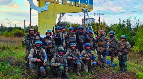 Fuerzas de Operaciones Especiales de Ucrania Miembros de las Fuerzas de Operaciones Especiales de Ucrania, posando tras un ataque en Járkov