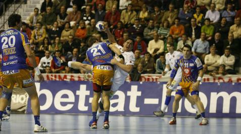 Urios2 Uríos lanza ante la oposición de Lars Jorgensen en un duelo de Champions en Ciudad Real con el Portland San Antonio
