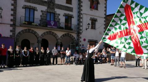 Salazar Instante de la ‘banderadantza’ protagonizado por la joven Garazi Pérez Zubialde
