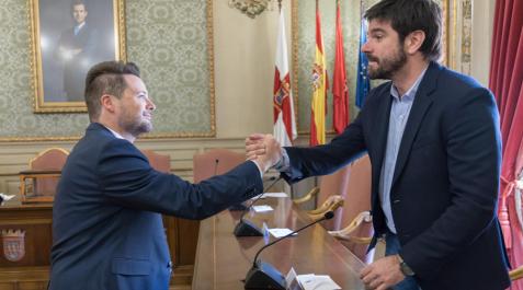 Larrarte Larrarte, a la izda., da la mano a Alejandro Toquero el día que este último tomó posesión como alcalde