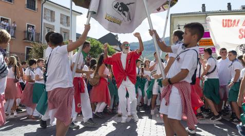 Alsasua Las blusas de las peñas colorearon los minutos posteriores al anuncio esperado de las fiestas