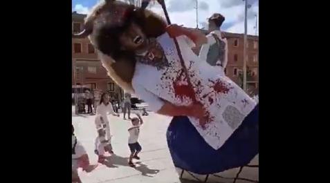Instante en el que un gigante cae al suelo y casi golpea a un niño en Alsasua Instante en el que un gigante cae al suelo y casi golpea a un niño en Alsasua