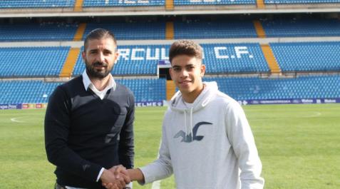 el-juvenil-del-hercules-abdessamad-ezzalzouli---abde---junto-a-javier-portillo--director-deportivo-del-club-alicantino--tras-firmar-su-renovacion--twitter-cfhercules Javier Portillo, en el Rico Pérez de Alicante, cuando renovó a Abde con el Hércules en 2019