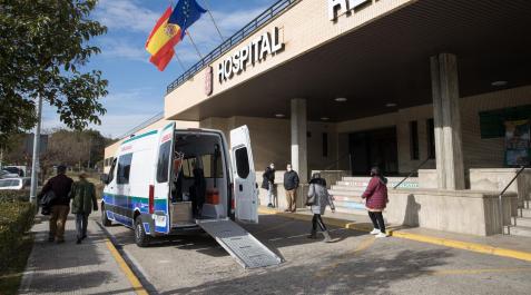 HRSTudela Una ambulancia del transporte sanitario, en la fachada principal del Hospital Reina Sofía de Tudela