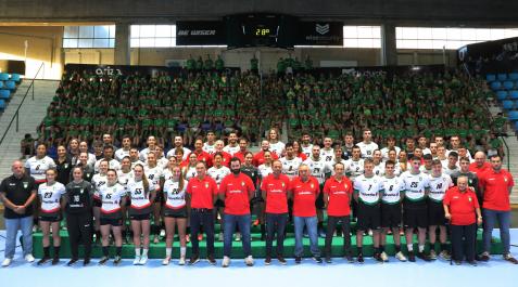 Anaitasuna Los jugadores de todos los equipos de la S.C.D.R. Anaitasuna acudieron al acto oficial de presentación del club ante más de un centenar de familiares.