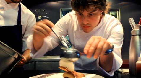 Jordi Cruz trabajando en el restaurante ABaC Jordi Cruz trabajando en el restaurante ABaC