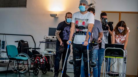 PROYECTO-WALK-EXOESQUELETO-LESIONADOS-MEDULARES Presentación del proyecto WALK que desarrolla interfaces cerebrales para controlar un exoesqueleto robótico que ayude a caminar a personas con una lesión medular