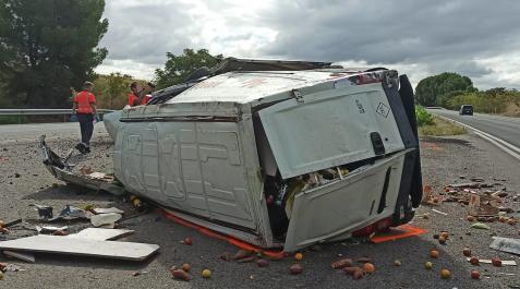 Violafranca Estado en el que quedó la furgoneta tras salirse de la calzada y volcar en la AP-15