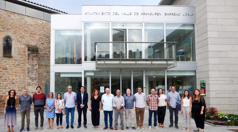 biziberri-aranguren Los alcaldes de Ansoáin, Aranguren, Barañáin, Beriáin, Burlada, Esteribar, Huarte, Orkoien, Tiebas y Villava, junto al vicepresidente y titular de Vivienda del Gobierno de Navarra, José Mª Aierdi