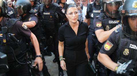 MOlona Varios policías escolatn a Macarena Olot antes de un acto en la facultad de Derecho de la Universidad de Granada, este jueves 15 de septiembre