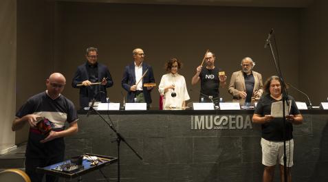 sad Organizadores y colaboradores del festival improvisan ayer una pieza musical en la presentación.