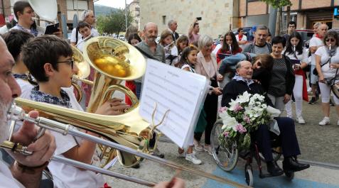 Homenaje a mayores de Alsasua Rodeado por los sones de intérpretes de la Escuela de Música, Florentino Echávarri Bengoechea, junto a sus hijos, José y Milagros Echávarri Pérez; su nuera, Gabriela Barrena María; su yerno, Miguel Díaz; su nieta Edurne Echávarri Barrena; y su biznieta, Ohiane Seco Echávarri.