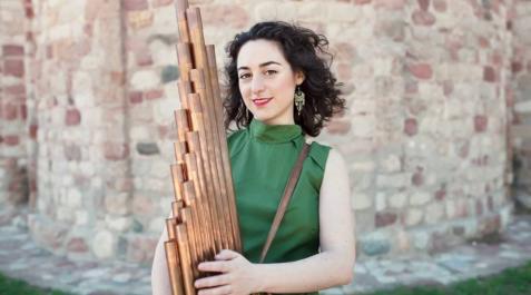 ORGANO Cristina Alís tocará el órgano portativo medieval esta tarde en Puente la Reina.