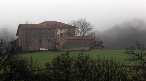 Dentro del conjunto del Palacio de Aroztegia, el primer edificio es la ermita de San Marcial Dentro del conjunto del Palacio de Aroztegia, el primer edificio es la ermita de San Marcial