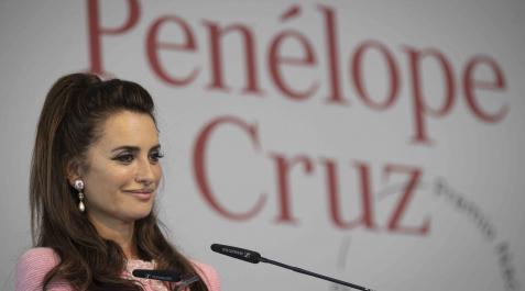 La actriz Penélope Cruz, tras recibir de manos del ministro de Cultura, Miquel Iceta La actriz Penélope Cruz, tras recibir de manos del ministro de Cultura, Miquel Iceta