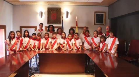 La corporación infantil de las fiestas de Villafranca, con la alcaldesa Mª Carmen Segura -segunda fila, en el centro- y ediles del consistorio. La corporación infantil de las fiestas de Villafranca, con la alcaldesa Mª Carmen Segura -segunda fila, en el centro- y ediles del consistorio.