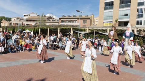 El público contempla uno de los bailes del Grupo Municipal de Danzas de Tudela y la comparsa del Casco Antiguo de la ciudad El público contempla uno de los bailes del Grupo Municipal de Danzas de Tudela y la comparsa del Casco Antiguo de la ciudad