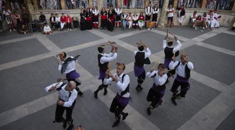 Los lazos de la merindad se reflejaron por la tarde en un animado festival de danzas con grupos de la zona. En la imagen, danzantes de Ochagavía. Los lazos de la merindad se reflejaron por la tarde en un animado festival de danzas con grupos de la zona. En la imagen, danzantes de Ochagavía