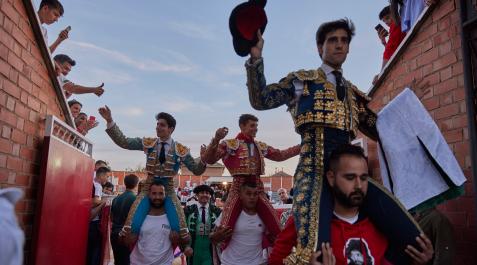 Nabil ‘El Moro’ (izda.) Mariscal Ruiz (centro) y Javier Illanguas salen por la puerta grande. Nabil ‘El Moro’ (izda.) Mariscal Ruiz (centro) y Javier Illanguas salen por la puerta grande