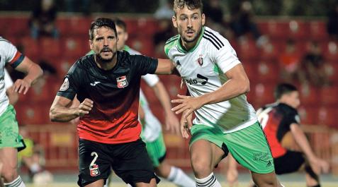 Pugna entre centrales en el duelo de ayer con José Antonio Romera (La Nucía) y Unai Dufur (Osasuna Promesas). Pugna entre centrales en el duelo de ayer con José Antonio Romera (La Nucía) y Unai Dufur (Osasuna Promesas).