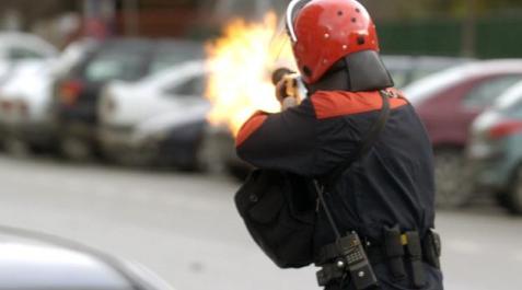 Un agente de la Ertzaintza dispara una pelota de goma Un agente de la Ertzaintza dispara una pelota de goma