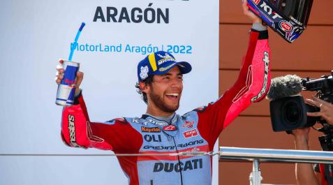 El piloto italiano Enea Bastianini celebra su victoria El piloto italiano Enea Bastianini celebra su victoria