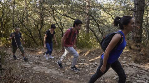ezkaba1 Un grupo de participantes en la marcha, en pleno ascenso hacia la cima de San Cristóbal