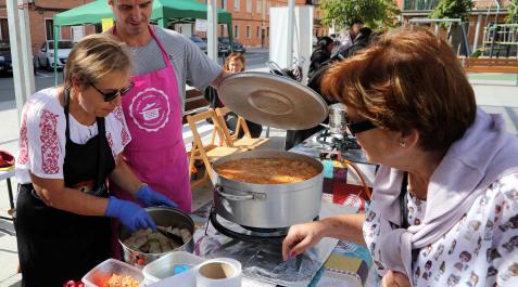 'Arroces del Mundo' en Alsasua 2022 Una vecina degusta el plato rumano 'sarmale'