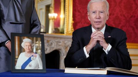 Joe Biden Joe Biden, antes de firmar en el libro de condolencias de la reina Isabel II de Inglaterra en Lancaster House en Londres
