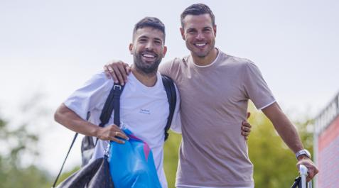 AzpiAlba Jordi Alba (izda.) y Cesar Azpilicueta, fotografiados a su llegada a la Ciudad del Fútbol de Las Rozas (Madrid)