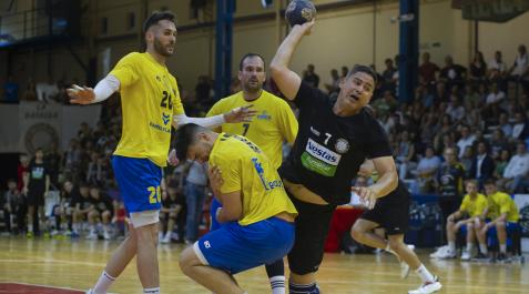 Rolando Rolando Uríos supera a la defensa rival durante su estreno con el Alarcos de Ciudad Real