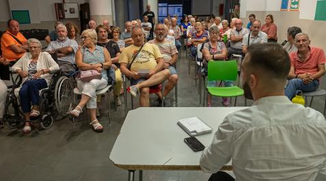 Estella Un momento de la reunión entre los vecinos y vecinas del barrio y Jorge Crespo, de espaldas