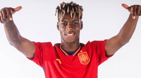 NicholasW Nico Williams posó este lunes,19 de septiembre, por primera vez con la camiseta de la selección española