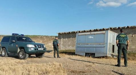 artajona El remolque, junto al corral de ovejas en el que fue encontrado